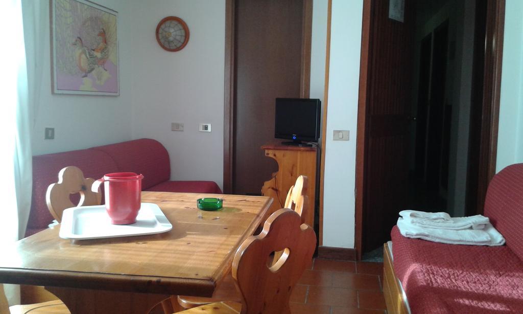 Cervinia Due Aparthotel Бройл-Червиня Стая снимка