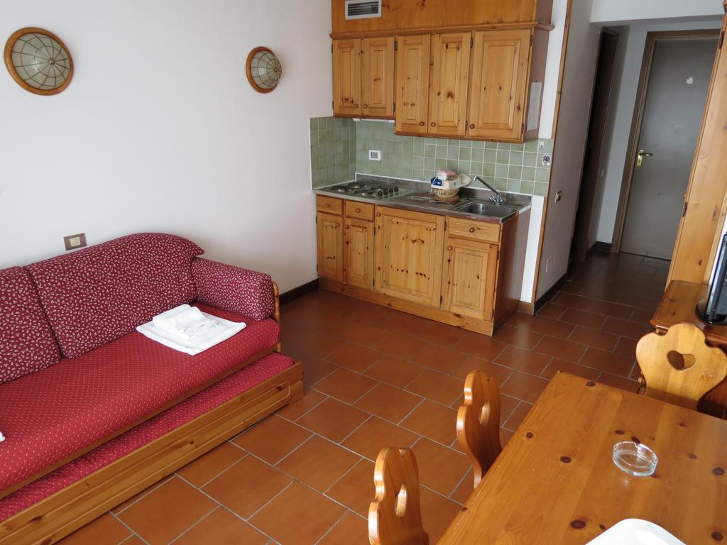Cervinia Due Aparthotel Бройл-Червиня Стая снимка